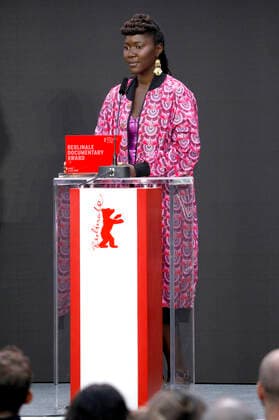 Alice Diop mit dem Preis für den besten Dokumentarfilm Nous bei der Preisverleihung der Berlinale Summer Special 2021 71. Internationale Filmfestspiele Berlin im Freiluftkino Museumsinsel. Berlin, 13.06.2021