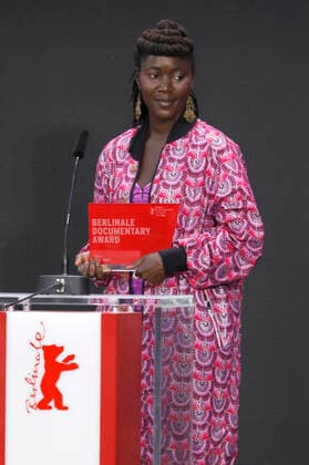 Alice Diop mit dem Preis für den besten Dokumentarfilm Nous bei der Preisverleihung der Berlinale Summer Special 2021 71. Internationale Filmfestspiele Berlin im Freiluftkino Museumsinsel. Berlin, 13.06.2021