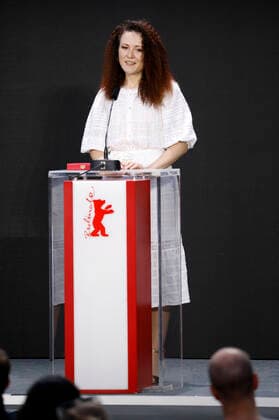 Olga Lucovnicova mit dem Goldenen Bär für den besten Kurzfilm Nanu Tudor bei der Preisverleihung der Berlinale Summer Special 2021 71. Internationale Filmfestspiele Berlin im Freiluftkino Museumsinsel. Berlin, 13.06.2021
