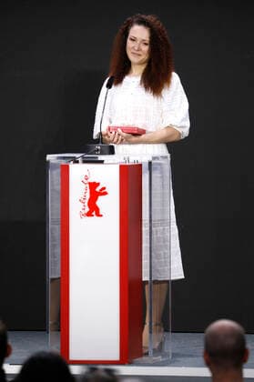 Olga Lucovnicova mit dem Goldenen Bär für den besten Kurzfilm Nanu Tudor bei der Preisverleihung der Berlinale Summer Special 2021 71. Internationale Filmfestspiele Berlin im Freiluftkino Museumsinsel. Berlin, 13.06.2021