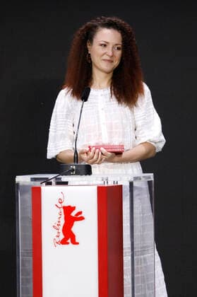 Olga Lucovnicova mit dem Goldenen Bär für den besten Kurzfilm Nanu Tudor bei der Preisverleihung der Berlinale Summer Special 2021 71. Internationale Filmfestspiele Berlin im Freiluftkino Museumsinsel. Berlin, 13.06.2021
