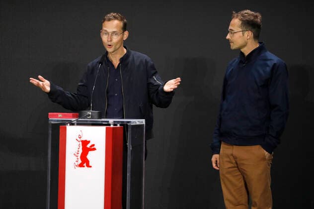 Ramon Zürcher und Silvan Zürcher mit dem Encounters Preis für die besten Regie bei Das Mädchen und die Spinne bei der Preisverleihung der Berlinale Summer Special 2021 71. Internationale Filmfestspiele Berlin im Freiluftkino Museumsinsel. Berlin, 13.06.2021