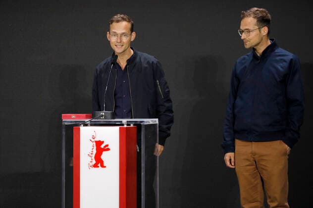 Ramon Zürcher und Silvan Zürcher mit dem Encounters Preis für die besten Regie bei Das Mädchen und die Spinne bei der Preisverleihung der Berlinale Summer Special 2021 71. Internationale Filmfestspiele Berlin im Freiluftkino Museumsinsel. Berlin, 13.06.2021