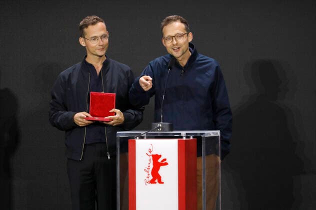 Ramon Zürcher und Silvan Zürcher mit dem Encounters Preis für die besten Regie bei Das Mädchen und die Spinne bei der Preisverleihung der Berlinale Summer Special 2021 71. Internationale Filmfestspiele Berlin im Freiluftkino Museumsinsel. Berlin, 13.06.2021