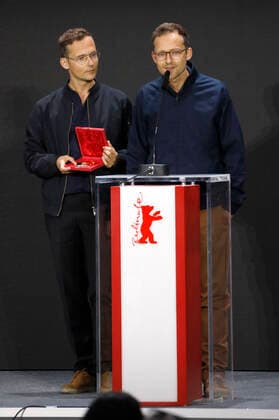 Ramon Zürcher und Silvan Zürcher mit dem Encounters Preis für die besten Regie bei Das Mädchen und die Spinne bei der Preisverleihung der Berlinale Summer Special 2021 71. Internationale Filmfestspiele Berlin im Freiluftkino Museumsinsel. Berlin, 13.06.2021