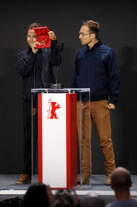 Ramon Zürcher und Silvan Zürcher mit dem Encounters Preis für die besten Regie bei Das Mädchen und die Spinne bei der Preisverleihung der Berlinale Summer Special 2021 71. Internationale Filmfestspiele Berlin im Freiluftkino Museumsinsel. Berlin, 13.06.2021