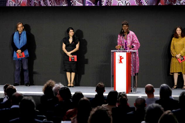 Alice Diop mit dem Encounters Preis für Nous mit Diedrich Diederichsen, Cecilia Barrionuevo, Alice Diop, und Florence Almozini bei der Preisverleihung der Berlinale Summer Special 2021 71. Internationale Filmfestspiele Berlin im Freiluftkino Museumsinsel. Berlin, 13.06.2021