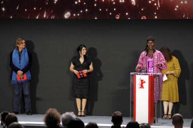 Alice Diop mit dem Encounters Preis für Nous mit Diedrich Diederichsen, Cecilia Barrionuevo, Alice Diop, und Florence Almozini bei der Preisverleihung der Berlinale Summer Special 2021 71. Internationale Filmfestspiele Berlin im Freiluftkino Museumsinsel. Berlin, 13.06.2021