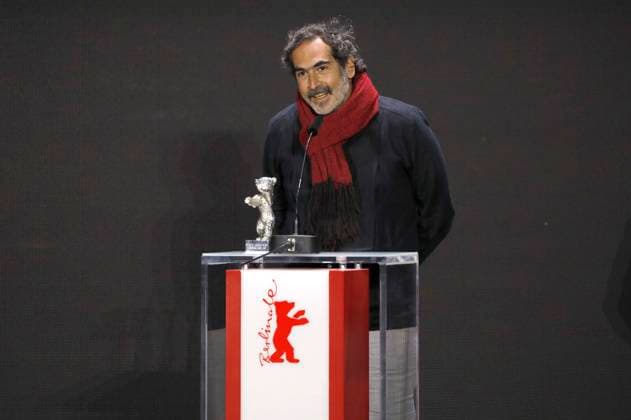 Yibran Asuad mit dem Silbernen Bären für die beste künstlerische Leistung bei Una pelicula de policias bei der Preisverleihung der Berlinale Summer Special 2021 71. Internationale Filmfestspiele Berlin im Freiluftkino Museumsinsel. Berlin, 13.06.2021
