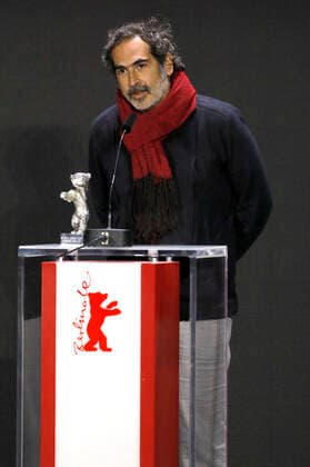 Yibran Asuad mit dem Silbernen Bären für die beste künstlerische Leistung bei Una pelicula de policias bei der Preisverleihung der Berlinale Summer Special 2021 71. Internationale Filmfestspiele Berlin im Freiluftkino Museumsinsel. Berlin, 13.06.2021