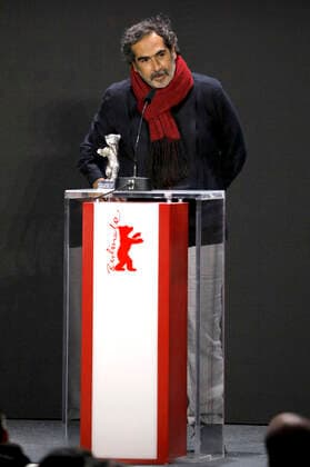Yibran Asuad mit dem Silbernen Bären für die beste künstlerische Leistung bei Una pelicula de policias bei der Preisverleihung der Berlinale Summer Special 2021 71. Internationale Filmfestspiele Berlin im Freiluftkino Museumsinsel. Berlin, 13.06.2021