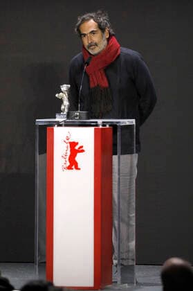Yibran Asuad mit dem Silbernen Bären für die beste künstlerische Leistung bei Una pelicula de policias bei der Preisverleihung der Berlinale Summer Special 2021 71. Internationale Filmfestspiele Berlin im Freiluftkino Museumsinsel. Berlin, 13.06.2021