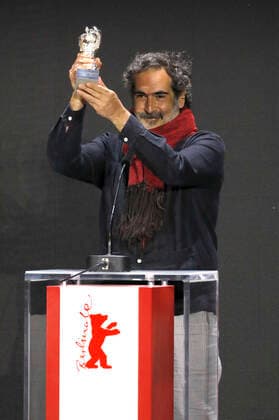 Yibran Asuad mit dem Silbernen Bären für die beste künstlerische Leistung bei Una pelicula de policias bei der Preisverleihung der Berlinale Summer Special 2021 71. Internationale Filmfestspiele Berlin im Freiluftkino Museumsinsel. Berlin, 13.06.2021
