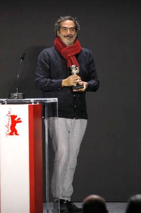 Yibran Asuad mit dem Silbernen Bären für die beste künstlerische Leistung bei Una pelicula de policias bei der Preisverleihung der Berlinale Summer Special 2021 71. Internationale Filmfestspiele Berlin im Freiluftkino Museumsinsel. Berlin, 13.06.2021