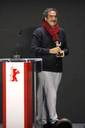 Yibran Asuad mit dem Silbernen Bären für die beste künstlerische Leistung bei Una pelicula de policias bei der Preisverleihung der Berlinale Summer Special 2021 71. Internationale Filmfestspiele Berlin im Freiluftkino Museumsinsel. Berlin, 13.06.2021