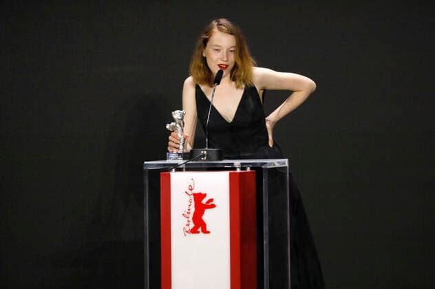 Lilla Kizlinger mit dem Silbernen Bären für die beste Nebenrolle in Rengeteg - mindenhol latlak bei der Preisverleihung der Berlinale Summer Special 2021 71. Internationale Filmfestspiele Berlin im Freiluftkino Museumsinsel. Berlin, 13.06.2021