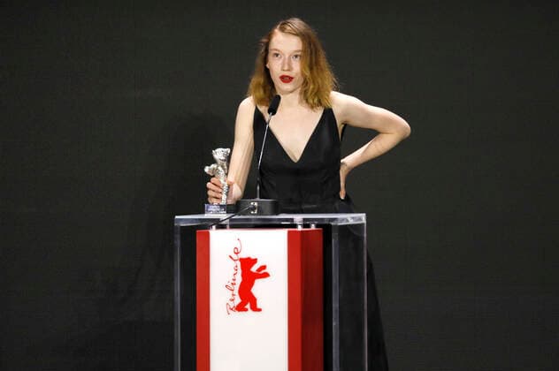 Lilla Kizlinger mit dem Silbernen Bären für die beste Nebenrolle in Rengeteg - mindenhol latlak bei der Preisverleihung der Berlinale Summer Special 2021 71. Internationale Filmfestspiele Berlin im Freiluftkino Museumsinsel. Berlin, 13.06.2021