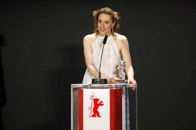 Maren Eggert mit dem Silbernen Bären für die beste Hauptrolle in Ich bin ein Mensch bei der Preisverleihung der Berlinale Summer Special 2021 71. Internationale Filmfestspiele Berlin im Freiluftkino Museumsinsel. Berlin, 13.06.2021