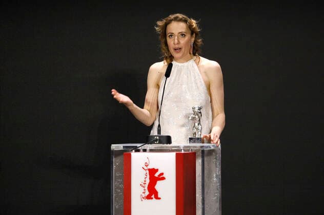 Maren Eggert mit dem Silbernen Bären für die beste Hauptrolle in Ich bin ein Mensch bei der Preisverleihung der Berlinale Summer Special 2021 71. Internationale Filmfestspiele Berlin im Freiluftkino Museumsinsel. Berlin, 13.06.2021