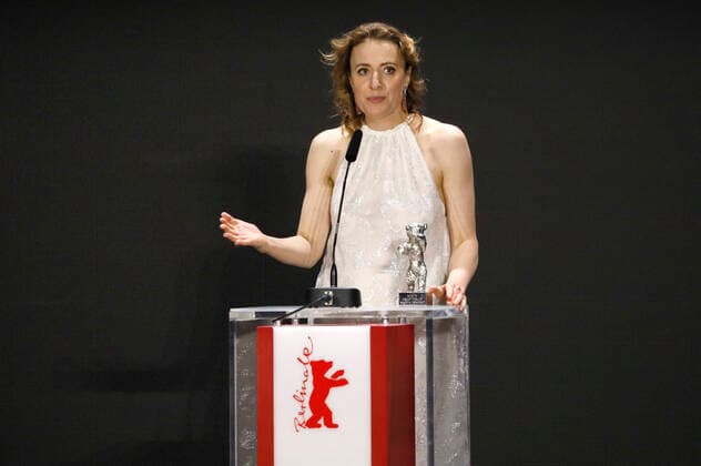Maren Eggert mit dem Silbernen Bären für die beste Hauptrolle in Ich bin ein Mensch bei der Preisverleihung der Berlinale Summer Special 2021 71. Internationale Filmfestspiele Berlin im Freiluftkino Museumsinsel. Berlin, 13.06.2021