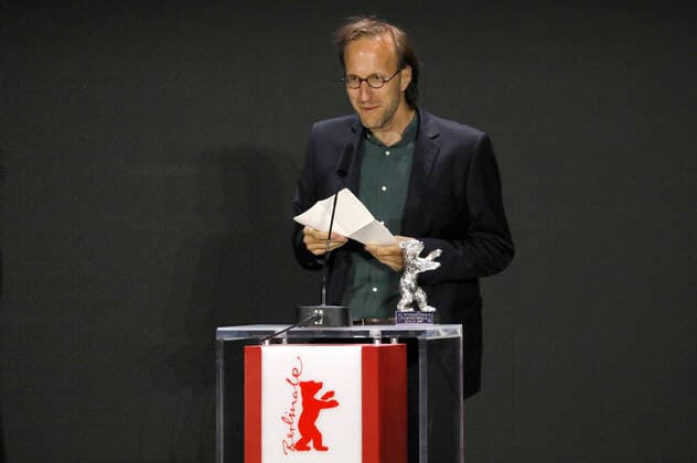 Denes Nagy mit dem Silbernen Bären für die besten Regie bei TermÃ szetes fÃ ny bei der Preisverleihung der Berlinale Summer Special 2021 71. Internationale Filmfestspiele Berlin im Freiluftkino Museumsinsel. Berlin, 13.06.2021