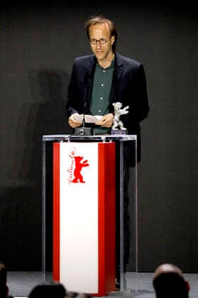 Denes Nagy mit dem Silbernen Bären für die besten Regie bei TermÃ szetes fÃ ny bei der Preisverleihung der Berlinale Summer Special 2021 71. Internationale Filmfestspiele Berlin im Freiluftkino Museumsinsel. Berlin, 13.06.2021