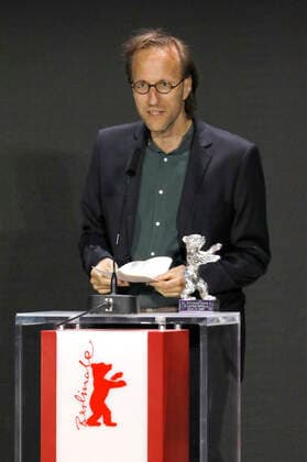 Denes Nagy mit dem Silbernen Bären für die besten Regie bei TermÃ szetes fÃ ny bei der Preisverleihung der Berlinale Summer Special 2021 71. Internationale Filmfestspiele Berlin im Freiluftkino Museumsinsel. Berlin, 13.06.2021