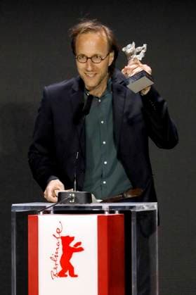 Denes Nagy mit dem Silbernen Bären für die besten Regie bei TermÃ szetes fÃ ny bei der Preisverleihung der Berlinale Summer Special 2021 71. Internationale Filmfestspiele Berlin im Freiluftkino Museumsinsel. Berlin, 13.06.2021