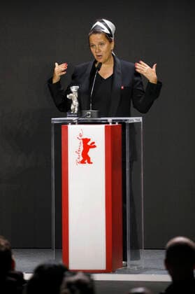 Maria Speth mit dem Silbernen Bären - Preis der Jury für den Dokumentarfilm Herr Bachmann und seine Klasse bei der Preisverleihung der Berlinale Summer Special 2021 71. Internationale Filmfestspiele Berlin im Freiluftkino Museumsinsel. Berlin, 13.06.2021