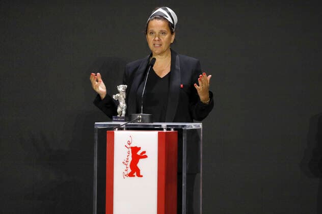 Maria Speth mit dem Silbernen Bären - Preis der Jury für den Dokumentarfilm Herr Bachmann und seine Klasse bei der Preisverleihung der Berlinale Summer Special 2021 71. Internationale Filmfestspiele Berlin im Freiluftkino Museumsinsel. Berlin, 13.06.2021