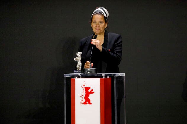 Maria Speth mit dem Silbernen Bären - Preis der Jury für den Dokumentarfilm Herr Bachmann und seine Klasse bei der Preisverleihung der Berlinale Summer Special 2021 71. Internationale Filmfestspiele Berlin im Freiluftkino Museumsinsel. Berlin, 13.06.2021
