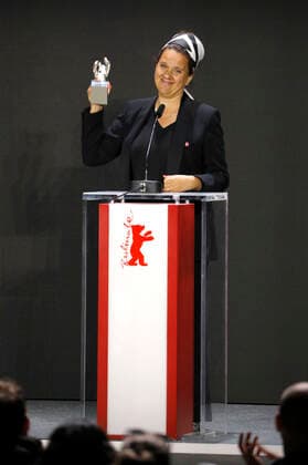 Maria Speth mit dem Silbernen Bären - Preis der Jury für den Dokumentarfilm Herr Bachmann und seine Klasse bei der Preisverleihung der Berlinale Summer Special 2021 71. Internationale Filmfestspiele Berlin im Freiluftkino Museumsinsel. Berlin, 13.06.2021