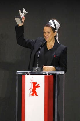 Maria Speth mit dem Silbernen Bären - Preis der Jury für den Dokumentarfilm Herr Bachmann und seine Klasse bei der Preisverleihung der Berlinale Summer Special 2021 71. Internationale Filmfestspiele Berlin im Freiluftkino Museumsinsel. Berlin, 13.06.2021
