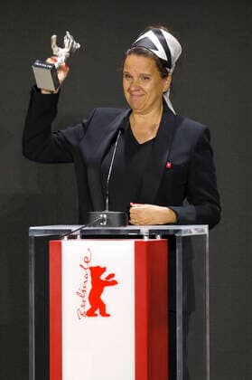Maria Speth mit dem Silbernen Bären - Preis der Jury für den Dokumentarfilm Herr Bachmann und seine Klasse bei der Preisverleihung der Berlinale Summer Special 2021 71. Internationale Filmfestspiele Berlin im Freiluftkino Museumsinsel. Berlin, 13.06.2021