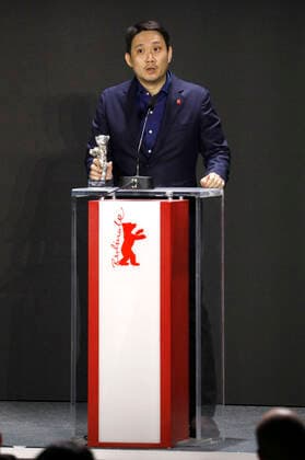 Ryusuke Hamaguchi mit dem Silbernen Bären - Großer Preis der Jury für Guzen to sozo bei der Preisverleihung der Berlinale Summer Special 2021 71. Internationale Filmfestspiele Berlin im Freiluftkino Museumsinsel. Berlin, 13.06.2021