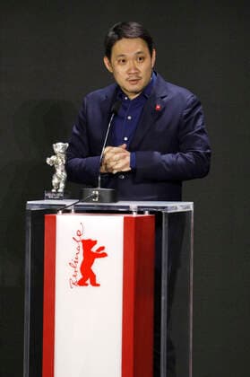 Ryusuke Hamaguchi mit dem Silbernen Bären - Großer Preis der Jury für Guzen to sozo bei der Preisverleihung der Berlinale Summer Special 2021 71. Internationale Filmfestspiele Berlin im Freiluftkino Museumsinsel. Berlin, 13.06.2021