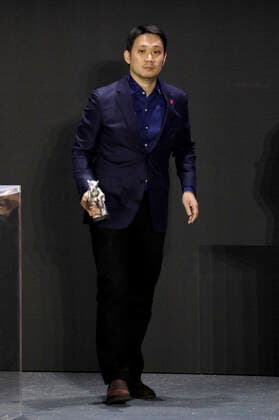 Ryusuke Hamaguchi mit dem Silbernen Bären - Großer Preis der Jury für Guzen to sozo bei der Preisverleihung der Berlinale Summer Special 2021 71. Internationale Filmfestspiele Berlin im Freiluftkino Museumsinsel. Berlin, 13.06.2021