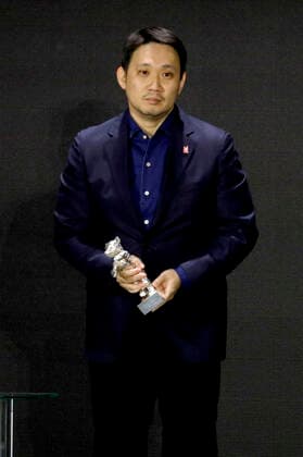 Ryusuke Hamaguchi mit dem Silbernen Bären - Großer Preis der Jury für Guzen to sozo bei der Preisverleihung der Berlinale Summer Special 2021 71. Internationale Filmfestspiele Berlin im Freiluftkino Museumsinsel. Berlin, 13.06.2021