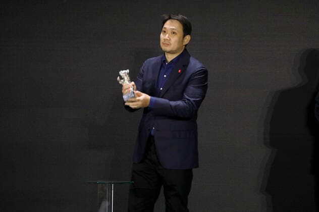 Ryusuke Hamaguchi mit dem Silbernen Bären - Großer Preis der Jury für Guzen to sozo bei der Preisverleihung der Berlinale Summer Special 2021 71. Internationale Filmfestspiele Berlin im Freiluftkino Museumsinsel. Berlin, 13.06.2021