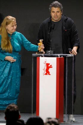 Radu Jude mit dem Goldenen Bären für den besten Film Babardeala cu bucluc sau porno balamuc bei der Preisverleihung der Berlinale Summer Special 2021 71. Internationale Filmfestspiele Berlin im Freiluftkino Museumsinsel. Berlin, 13.06.2021