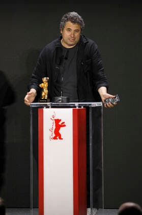Radu Jude mit dem Goldenen Bären für den besten Film Babardeala cu bucluc sau porno balamuc bei der Preisverleihung der Berlinale Summer Special 2021 71. Internationale Filmfestspiele Berlin im Freiluftkino Museumsinsel. Berlin, 13.06.2021