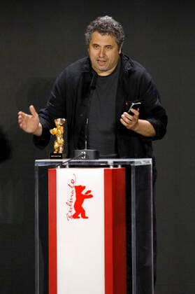 Radu Jude mit dem Goldenen Bären für den besten Film Babardeala cu bucluc sau porno balamuc bei der Preisverleihung der Berlinale Summer Special 2021 71. Internationale Filmfestspiele Berlin im Freiluftkino Museumsinsel. Berlin, 13.06.2021
