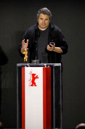 Radu Jude mit dem Goldenen Bären für den besten Film Babardeala cu bucluc sau porno balamuc bei der Preisverleihung der Berlinale Summer Special 2021 71. Internationale Filmfestspiele Berlin im Freiluftkino Museumsinsel. Berlin, 13.06.2021