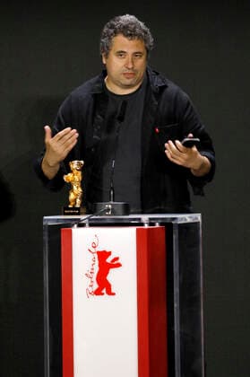 Radu Jude mit dem Goldenen Bären für den besten Film Babardeala cu bucluc sau porno balamuc bei der Preisverleihung der Berlinale Summer Special 2021 71. Internationale Filmfestspiele Berlin im Freiluftkino Museumsinsel. Berlin, 13.06.2021