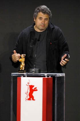 Radu Jude mit dem Goldenen Bären für den besten Film Babardeala cu bucluc sau porno balamuc bei der Preisverleihung der Berlinale Summer Special 2021 71. Internationale Filmfestspiele Berlin im Freiluftkino Museumsinsel. Berlin, 13.06.2021
