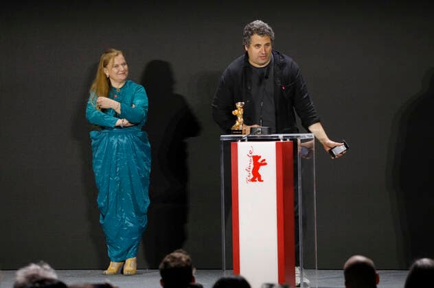 Radu Jude mit dem Goldenen Bären für den besten Film Babardeala cu bucluc sau porno balamuc und Ada Solomon bei der Preisverleihung der Berlinale Summer Special 2021 71. Internationale Filmfestspiele Berlin im Freiluftkino Museumsinsel. Berlin, 13.06.2021