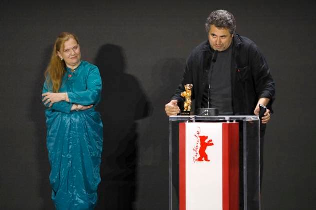 Radu Jude mit dem Goldenen Bären für den besten Film Babardeala cu bucluc sau porno balamuc und Ada Solomon bei der Preisverleihung der Berlinale Summer Special 2021 71. Internationale Filmfestspiele Berlin im Freiluftkino Museumsinsel. Berlin, 13.06.2021