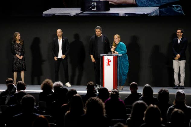 Entertainment Themen der Woche KW23 Radu Jude mit dem Goldenen Bären für den besten Film Babardeala cu bucluc sau porno balamuc mit Mariette Rissenbeek, Nadav Lapid, Ada Solomon und Carlo Chatrian bei der Preisverleihung der Berlinale Summer Special 2021 71. Internationale Filmfestspiele Berlin im Freiluftkino Museumsinsel. Berlin, 13.06.2021