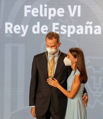 Spain s King Felipe VI (L) is congratulated by Queen Letizia after receiving the first Andalucian region s medal of honor ever for being the best symbol of Spain s unity from Andalusian regional President Juanma Moreno (not seen) at San Telmo palace, Andalucian Government s headquarters, in Seville, southern Spain, 14 June 2021. King Felipe will attend UEFA s Euro 2021 match Spain vs. Sweden later on 14 June. Felipe VI receives Andalucian region s medal of honor !ACHTUNG: NUR REDAKTIONELLE NUTZUNG!  Copyright: xJulioxMunozx GRAFAND014 20210614-637592751303943463