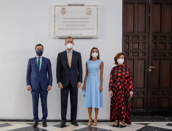 Entertainment Bilder des Tages Spain s King Felipe VI (2nd-L), accompanied by Queen Letizia (2nd-R), Andalusian regional President Juanma Moreno (L) and Spain s First Deputy Prime Minister Carmen Calvo (R), poses following unveiling a commemorative plaque prior to receiving the first Andalucian region s medal of honor ever for being the best symbol of Spain s unity at San Telmo palace, Andalucian Government s headquarters, in Seville, southern Spain, 14 June 2021. King Felipe will attend UEFA s Euro 2021 match Spain vs. Sweden later on 14 June. Felipe VI receives Andalucian region s medal of honor !ACHTUNG: NUR REDAKTIONELLE NUTZUNG!  Copyright: xJulioxMunozx GRAFAND021 20210614-637592754171461431